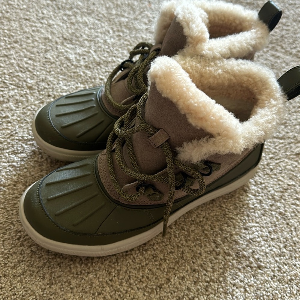 Nike Olive Green and Cream Sherpa-Lined Ankle Booties